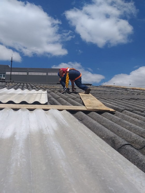 Foto de manutenção de telhado de fibrocimento antigo