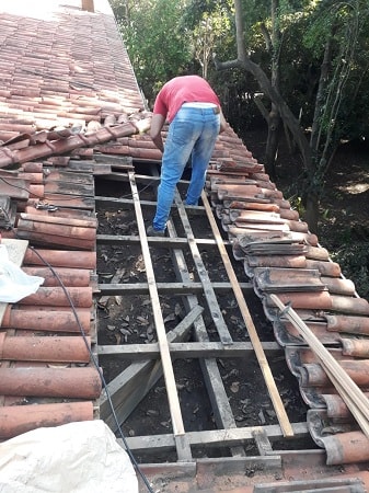 Instalação de rufos em telhado