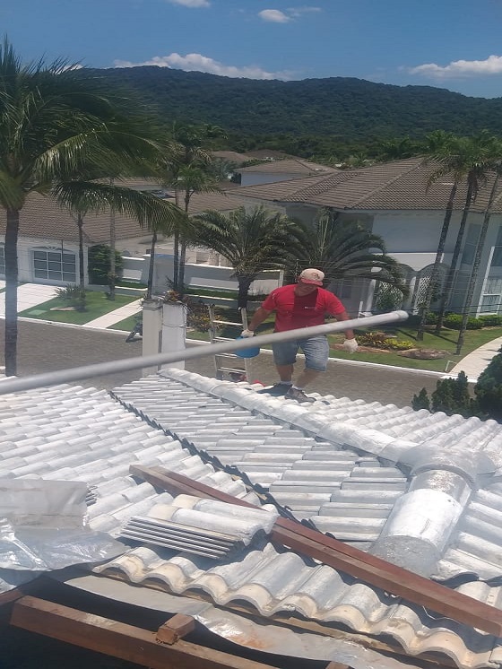 Conserto de telhado telhas de cimento em residência no  Interior paulista