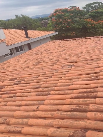Manutenção preventiva de telhado antes do período de chuvas em São Paulo